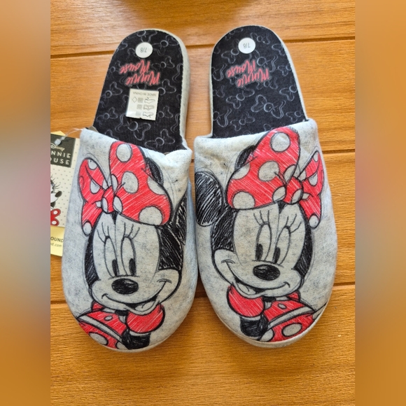 Minnie Mouse Gray and Red Slippers‎ - Size 7/8 - Picture 1 of 2